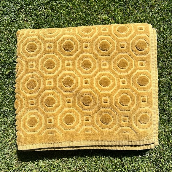 Y2K Wellesley Manor Geometric Sculpted Bath Towel Gold Green MCM Vibes Brazil - Picture 1 of 11
